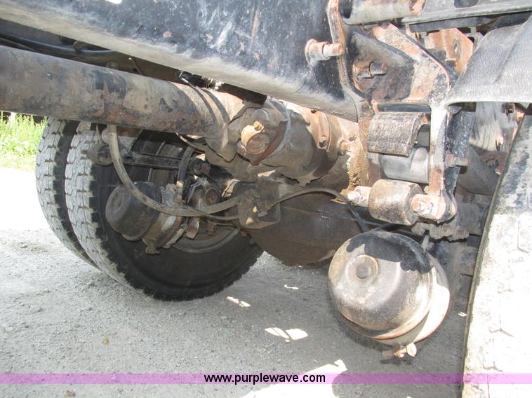 image for item H1190 2001 Mack CH613 semi truck