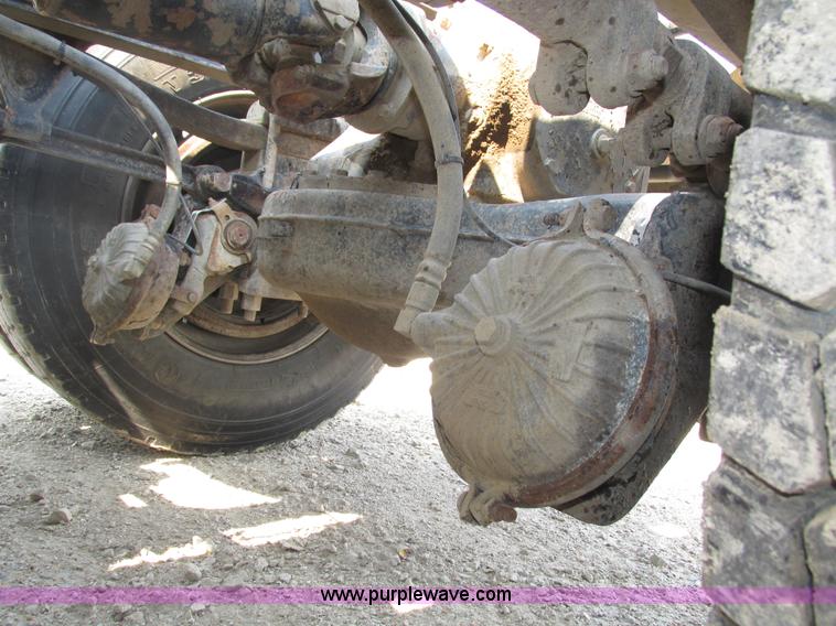 image for item H1190 2001 Mack CH613 semi truck