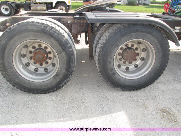 image for item H1190 2001 Mack CH613 semi truck