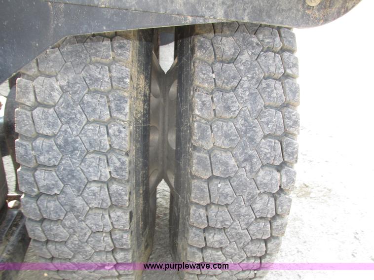 image for item H1190 2001 Mack CH613 semi truck