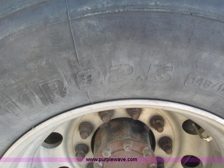 image for item H1190 2001 Mack CH613 semi truck