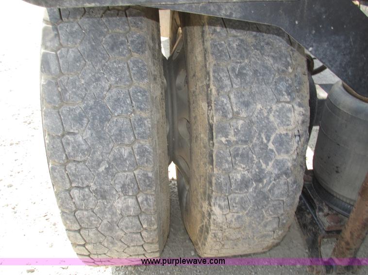 image for item H1190 2001 Mack CH613 semi truck