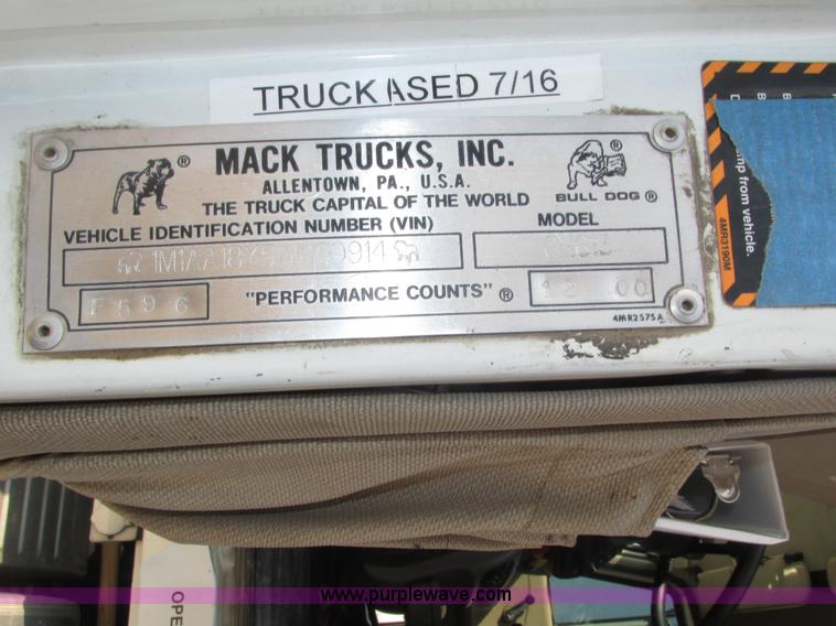 image for item H1190 2001 Mack CH613 semi truck