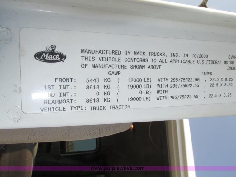 image for item H1190 2001 Mack CH613 semi truck