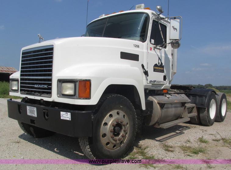image for item H1194 2001 Mack CH613 semi truck