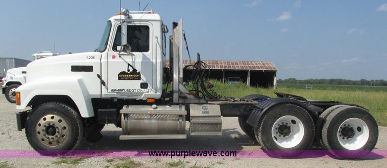 image for item H1194 2001 Mack CH613 semi truck