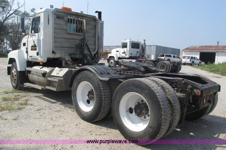 image for item H1194 2001 Mack CH613 semi truck