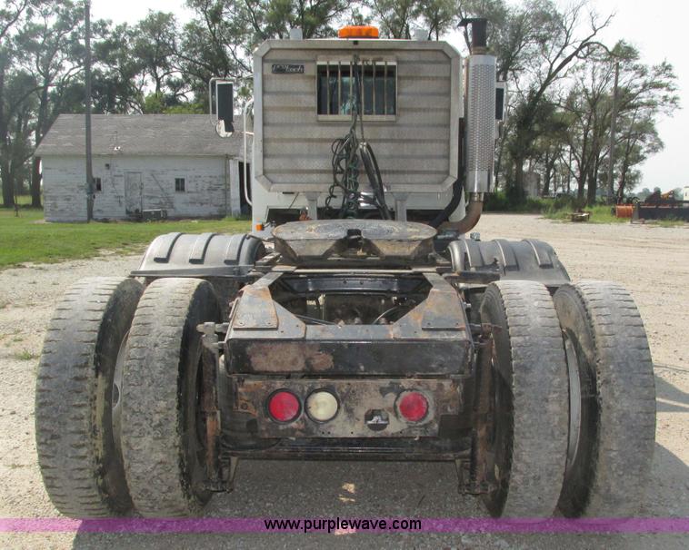 image for item H1194 2001 Mack CH613 semi truck