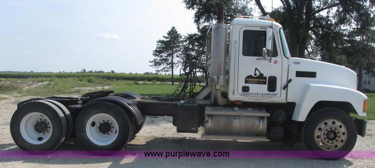 image for item H1194 2001 Mack CH613 semi truck