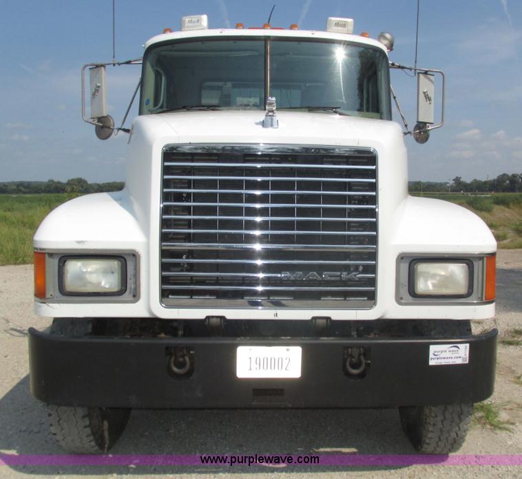 image for item H1194 2001 Mack CH613 semi truck