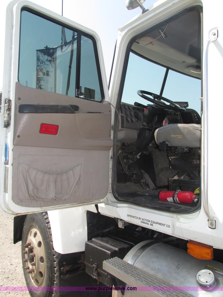 image for item H1194 2001 Mack CH613 semi truck