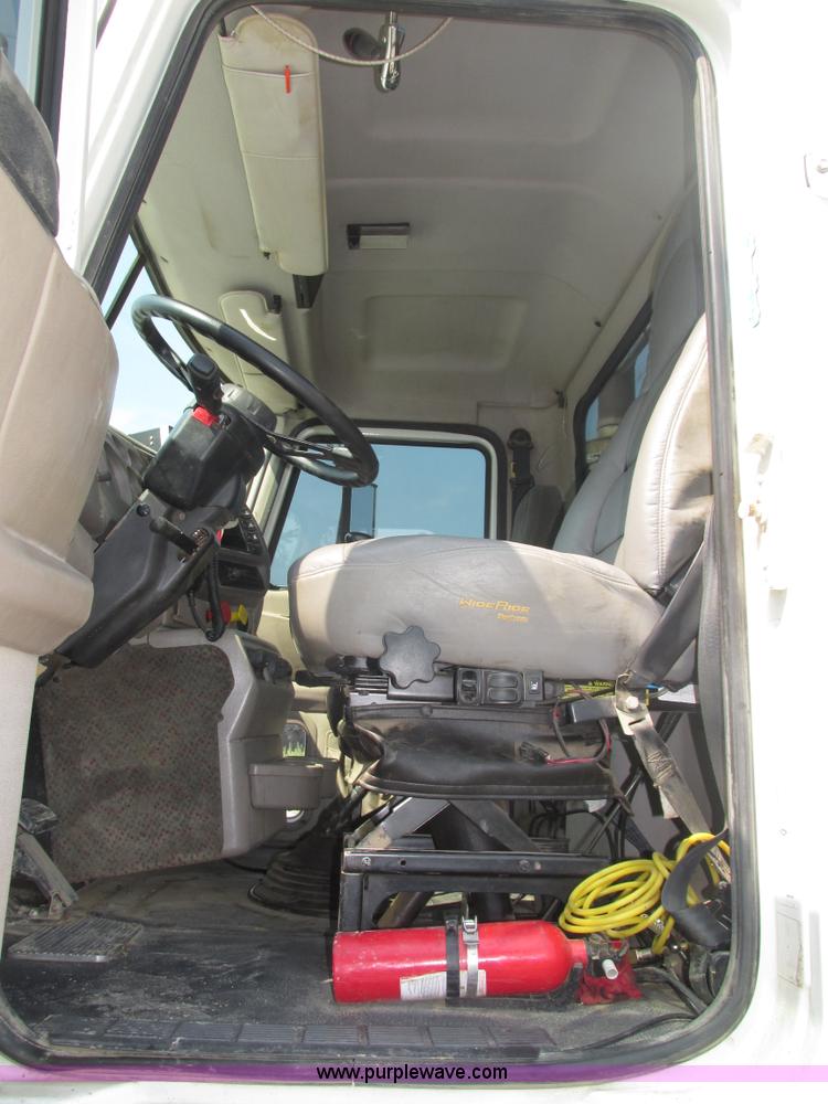 image for item H1194 2001 Mack CH613 semi truck