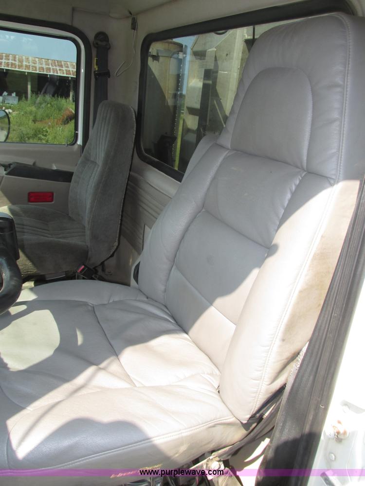 image for item H1194 2001 Mack CH613 semi truck