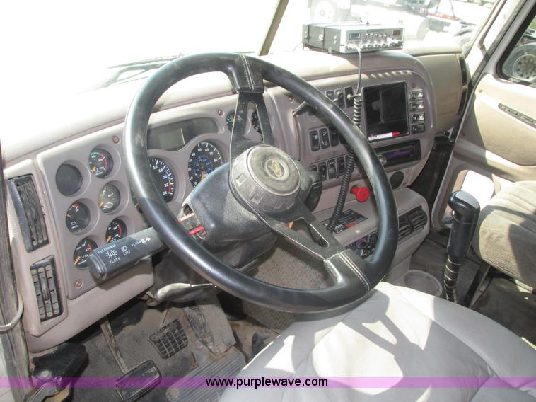 image for item H1194 2001 Mack CH613 semi truck