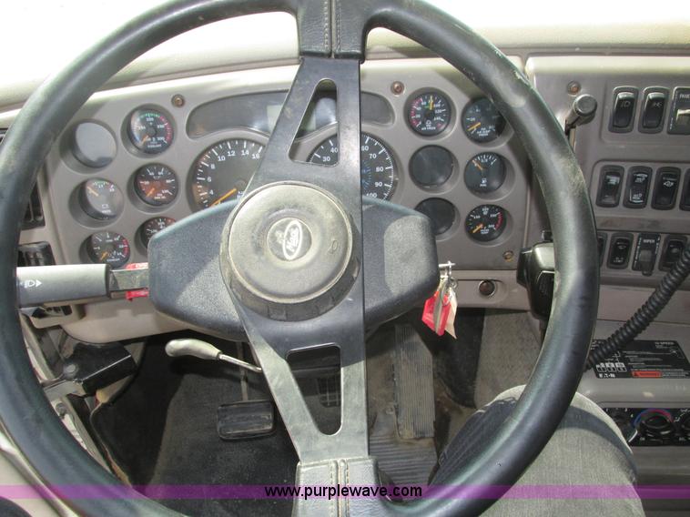 image for item H1194 2001 Mack CH613 semi truck