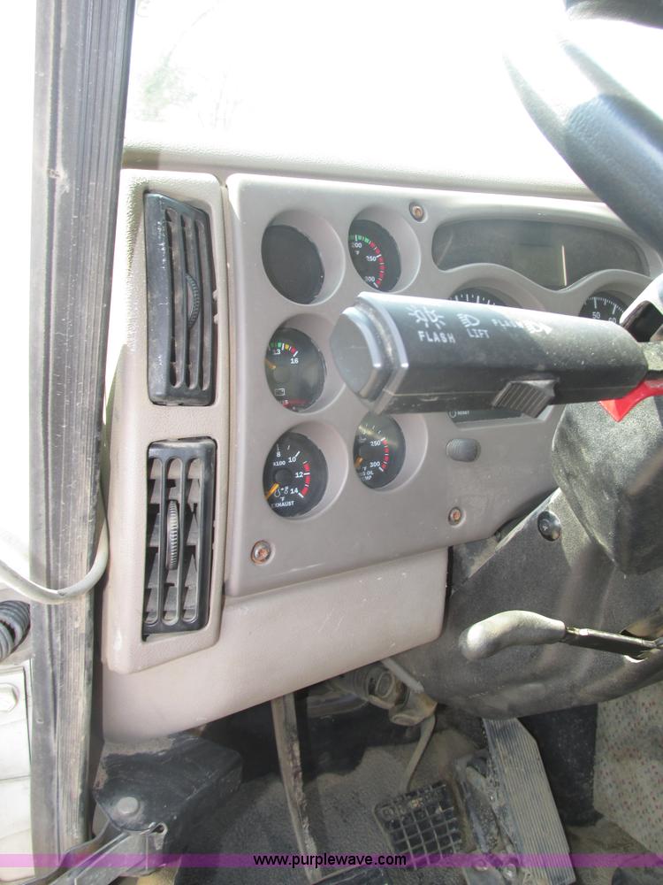 image for item H1194 2001 Mack CH613 semi truck