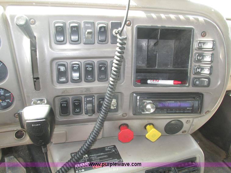 image for item H1194 2001 Mack CH613 semi truck