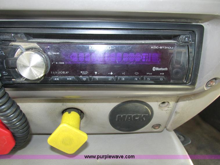 image for item H1194 2001 Mack CH613 semi truck