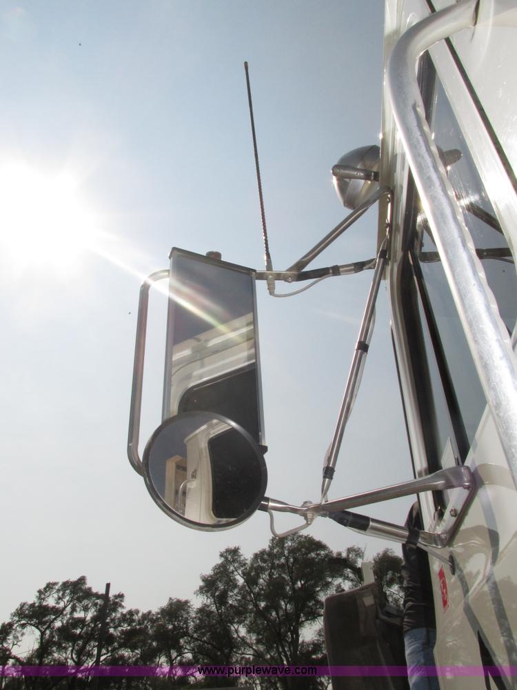 image for item H1194 2001 Mack CH613 semi truck