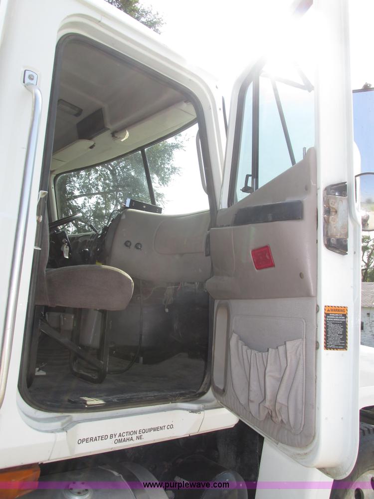 image for item H1194 2001 Mack CH613 semi truck