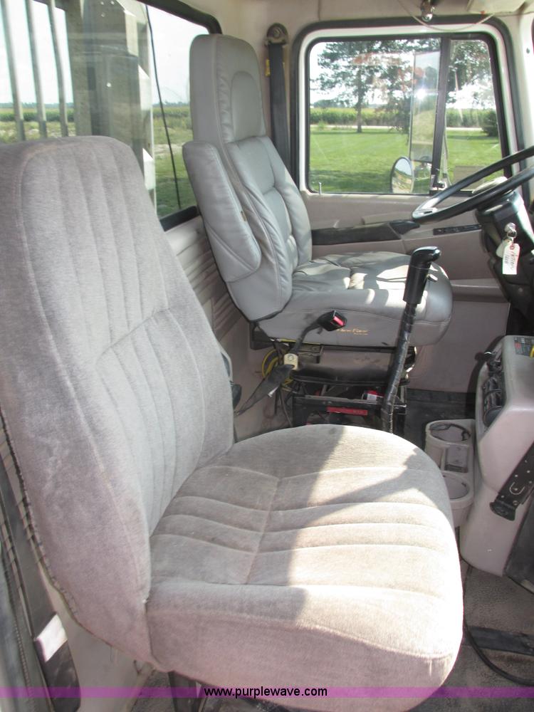 image for item H1194 2001 Mack CH613 semi truck