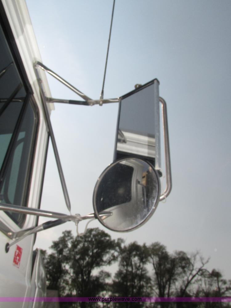 image for item H1194 2001 Mack CH613 semi truck