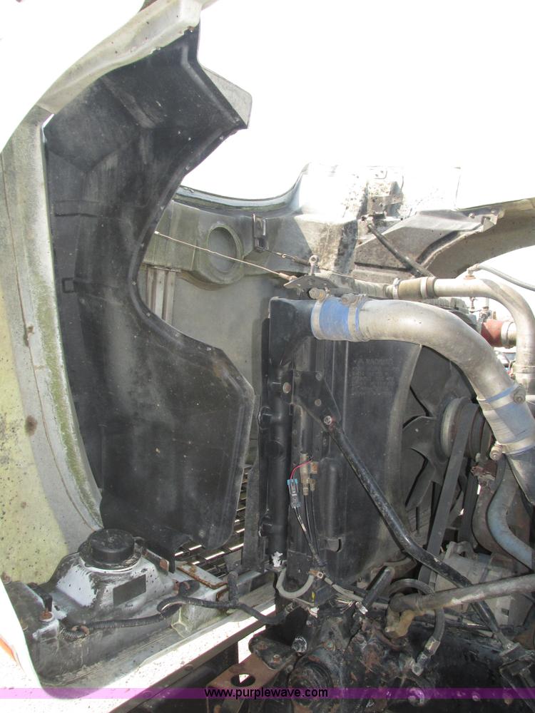 image for item H1194 2001 Mack CH613 semi truck