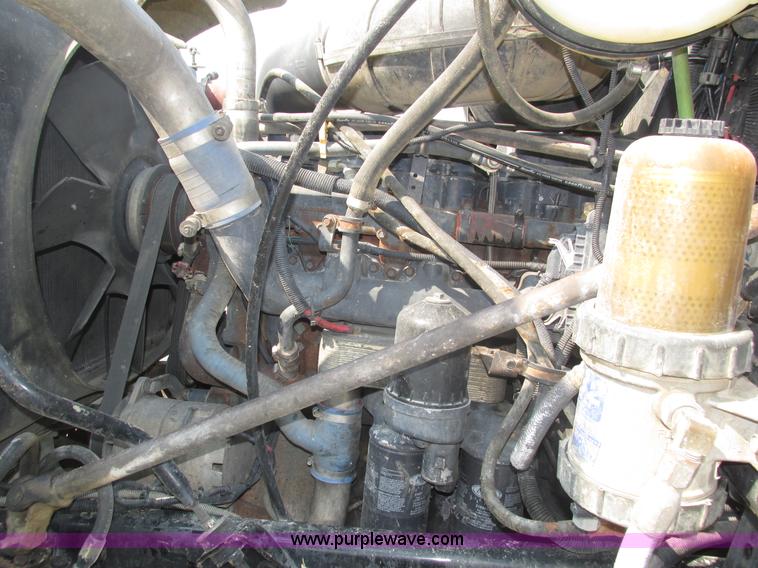 image for item H1194 2001 Mack CH613 semi truck