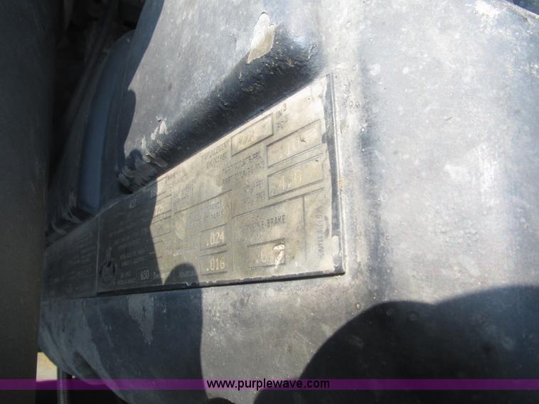 image for item H1194 2001 Mack CH613 semi truck