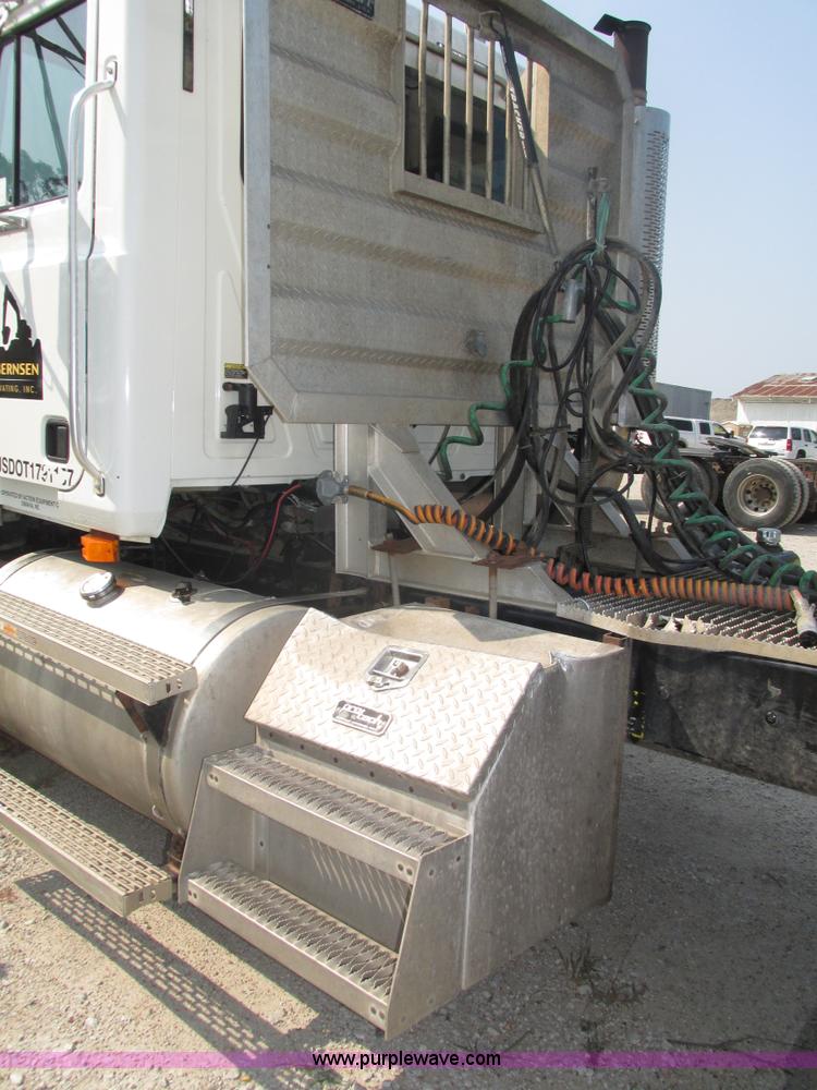 image for item H1194 2001 Mack CH613 semi truck