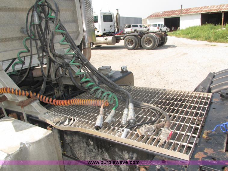 image for item H1194 2001 Mack CH613 semi truck