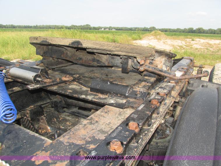 image for item H1194 2001 Mack CH613 semi truck