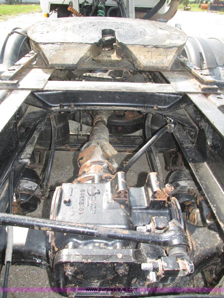 image for item H1194 2001 Mack CH613 semi truck