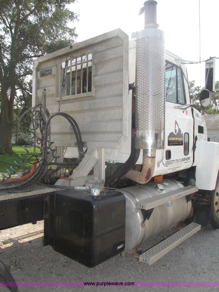 image for item H1194 2001 Mack CH613 semi truck