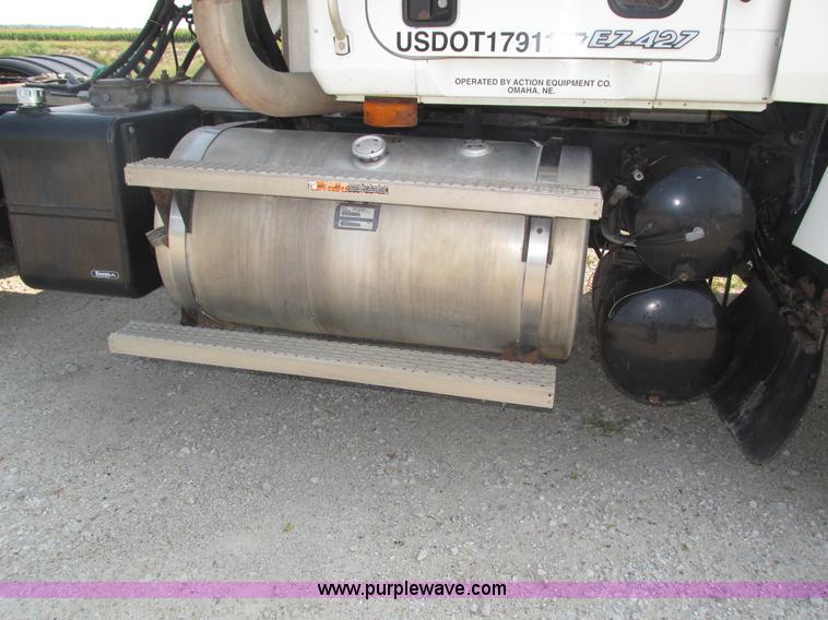 image for item H1194 2001 Mack CH613 semi truck