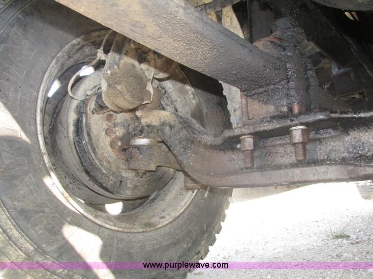 image for item H1194 2001 Mack CH613 semi truck