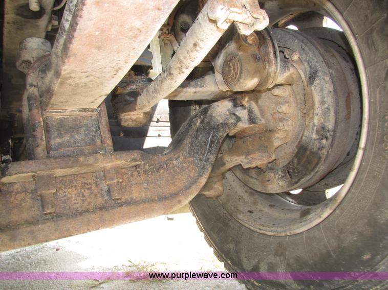 image for item H1194 2001 Mack CH613 semi truck