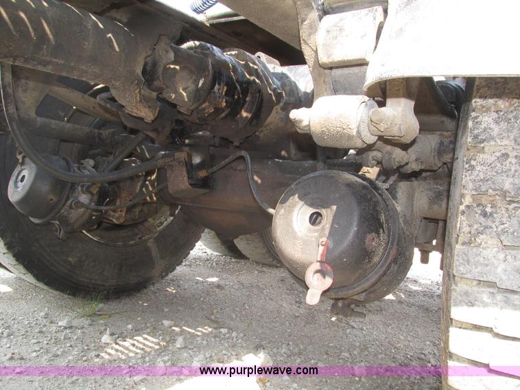 image for item H1194 2001 Mack CH613 semi truck