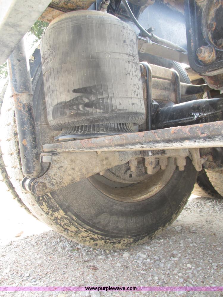 image for item H1194 2001 Mack CH613 semi truck