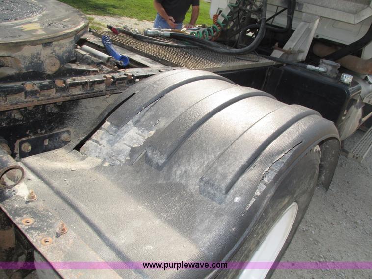 image for item H1194 2001 Mack CH613 semi truck