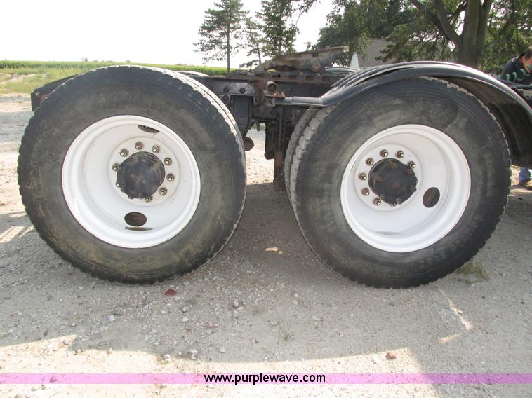 image for item H1194 2001 Mack CH613 semi truck