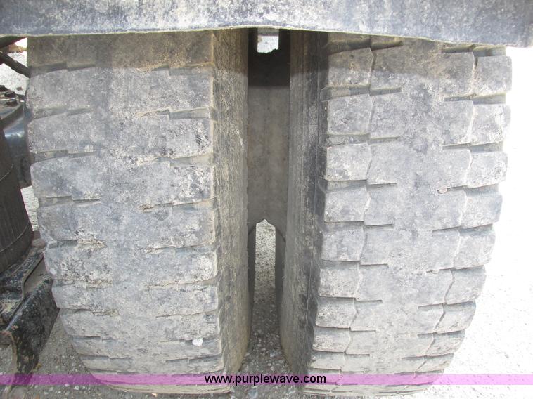 image for item H1194 2001 Mack CH613 semi truck