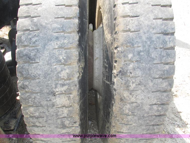 image for item H1194 2001 Mack CH613 semi truck