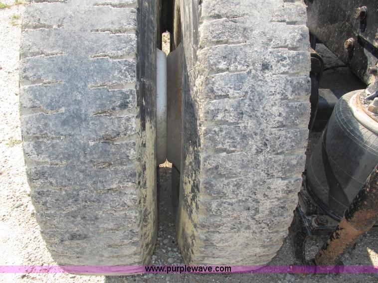 image for item H1194 2001 Mack CH613 semi truck