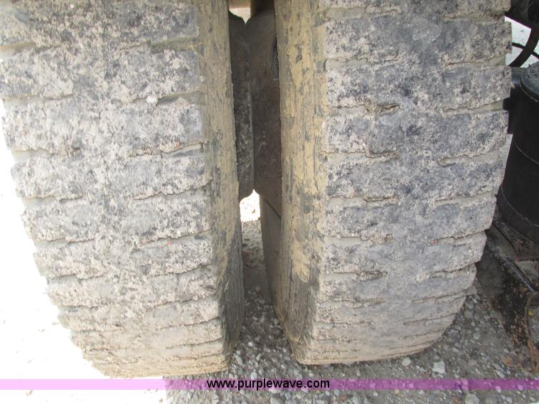 image for item H1194 2001 Mack CH613 semi truck