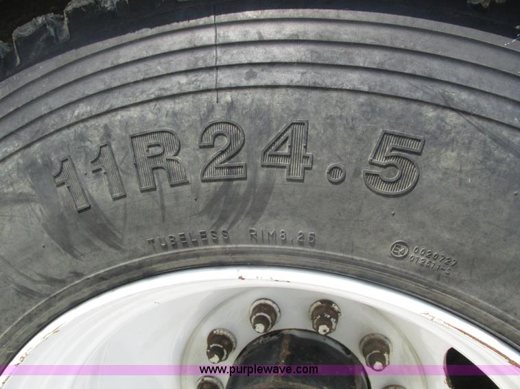 image for item H1194 2001 Mack CH613 semi truck