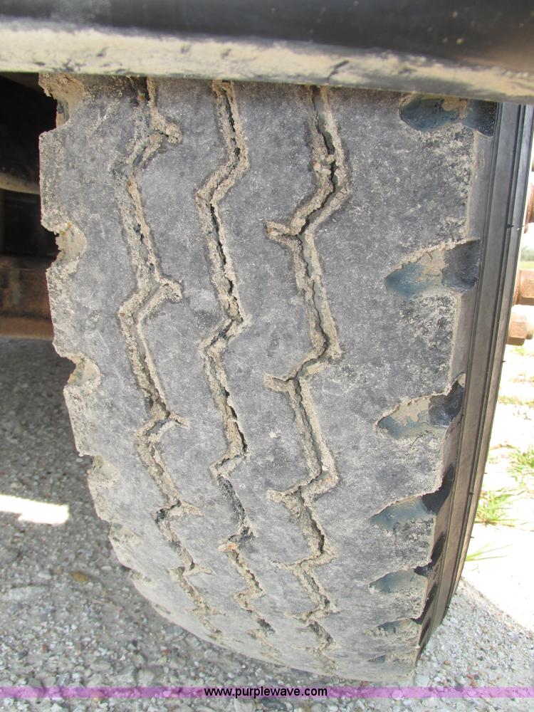 image for item H1194 2001 Mack CH613 semi truck