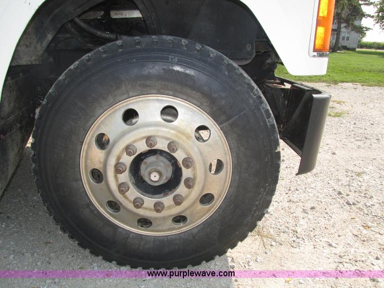 image for item H1194 2001 Mack CH613 semi truck