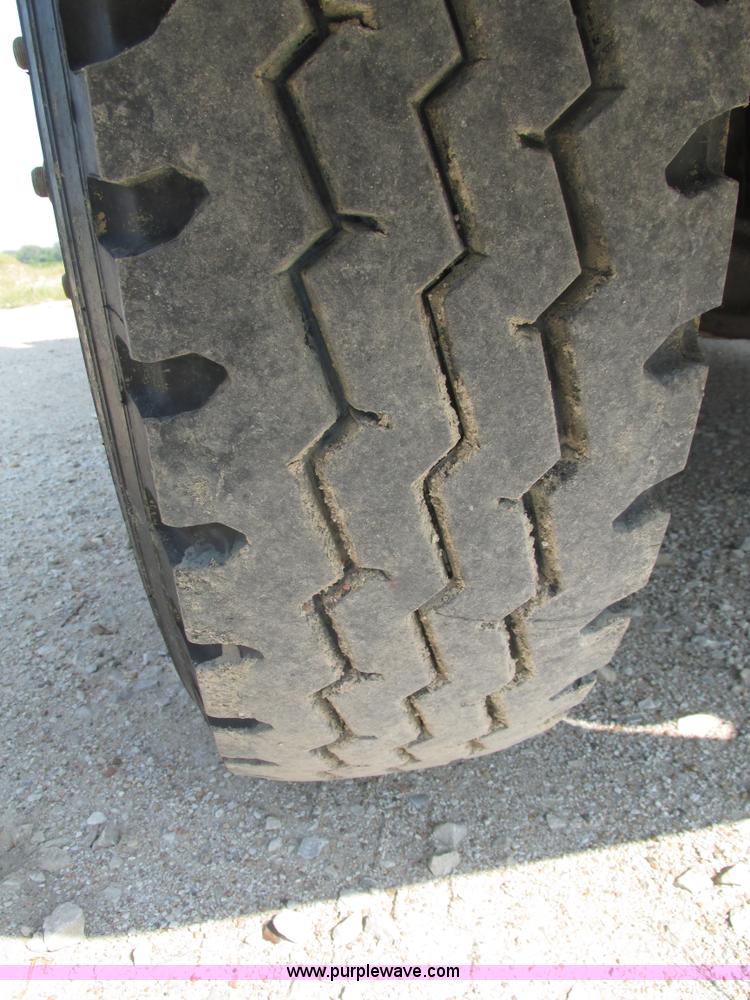 image for item H1194 2001 Mack CH613 semi truck