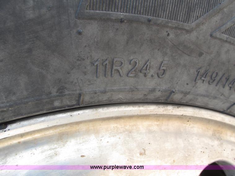 image for item H1194 2001 Mack CH613 semi truck